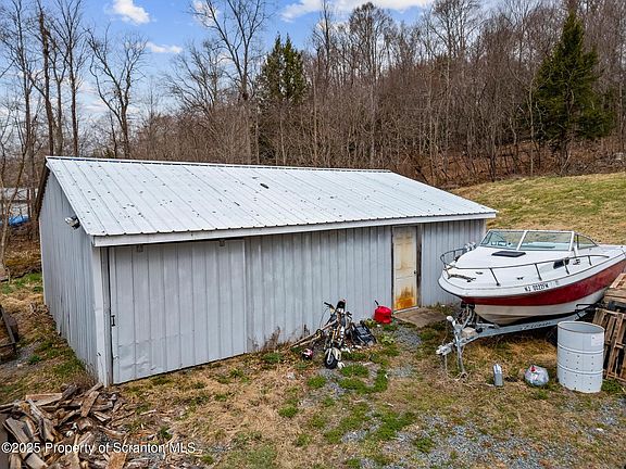 4th image of 121 Pond Rd