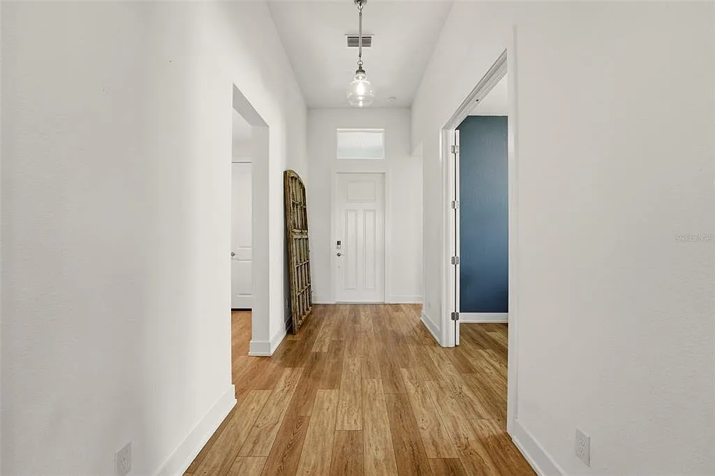3 bed, 2.5 bath, 2292 sqft, $4,800 — Photo 3