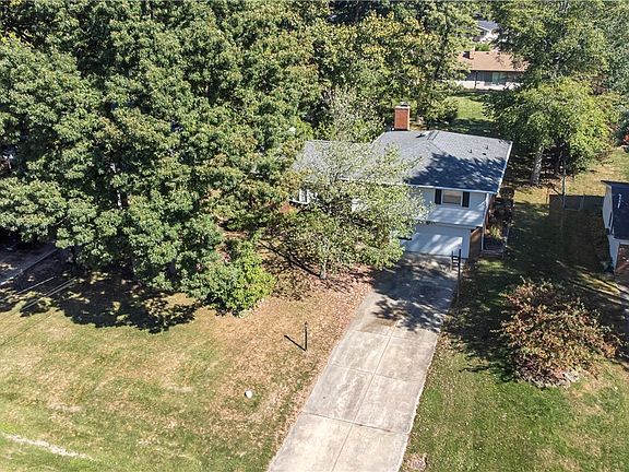 3rd image of 8041 Oxford Dr