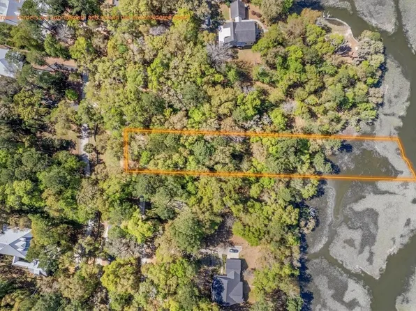 68 Mission Dr W, Darien, GA 31305