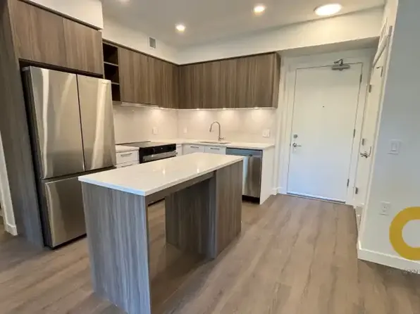 82 1st St #211, New Westminster, BC V3L 2G1
