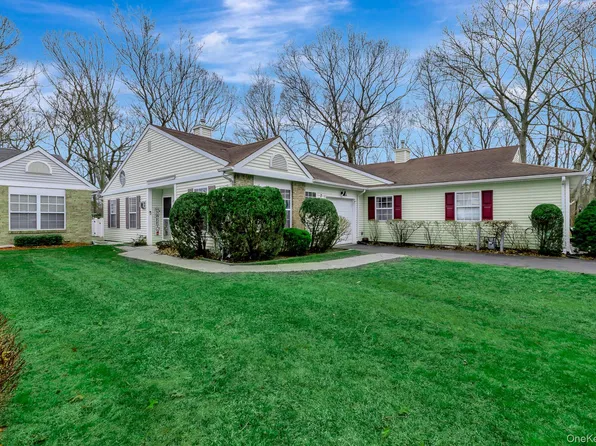 7 Possum Path, Coram, NY 11727