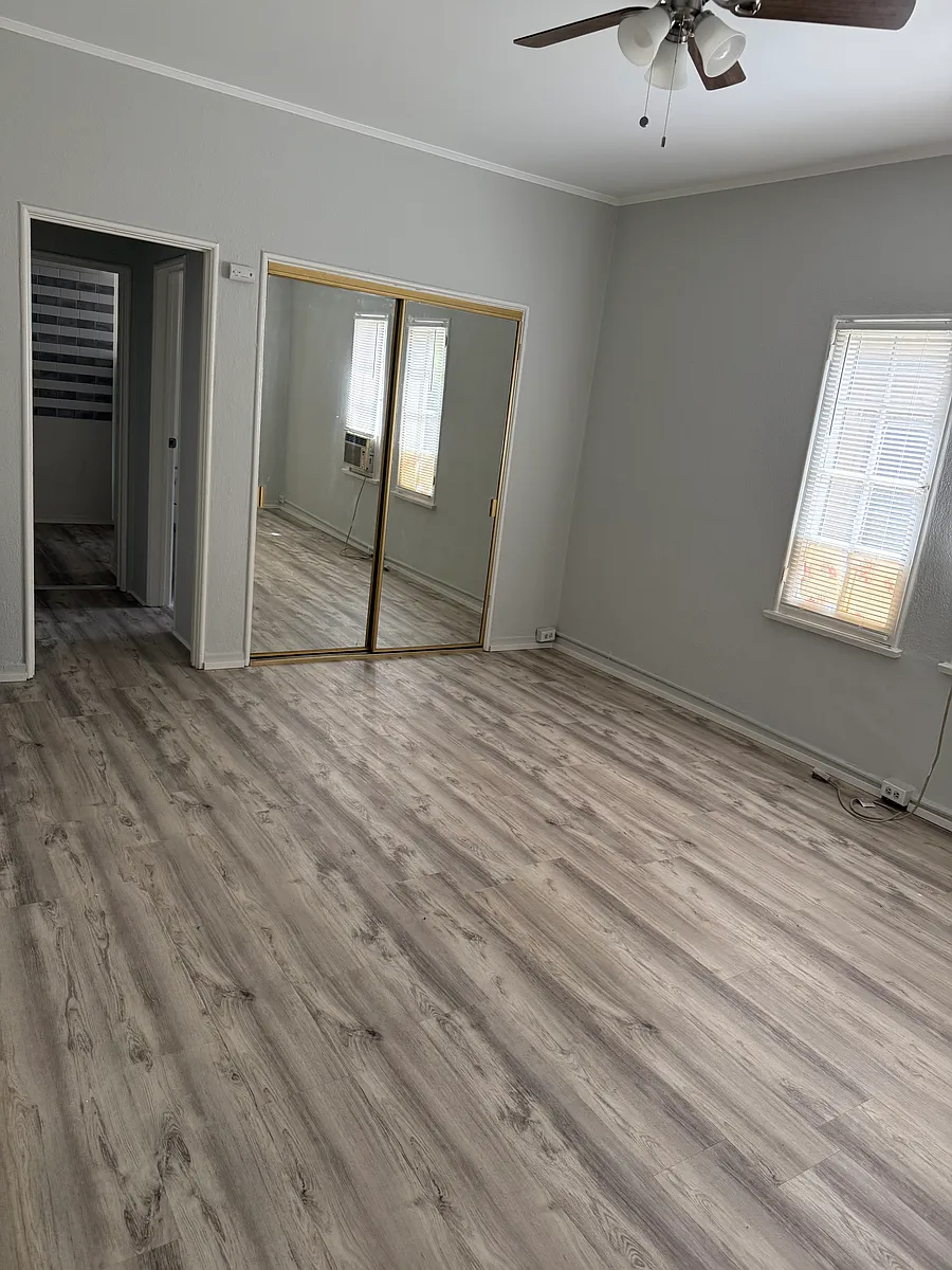 Building Photo - 628 E Elk Ave #101