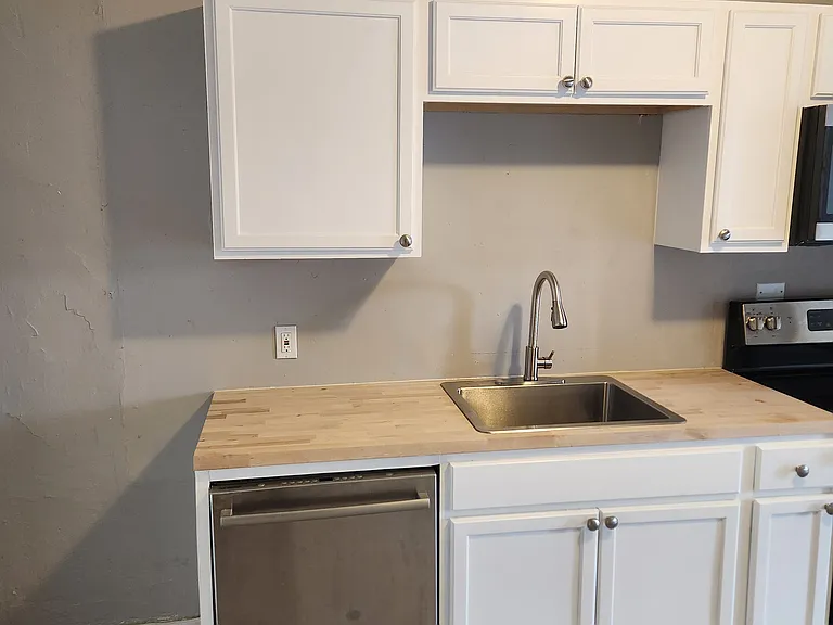 320 Wallace St — Photo 15