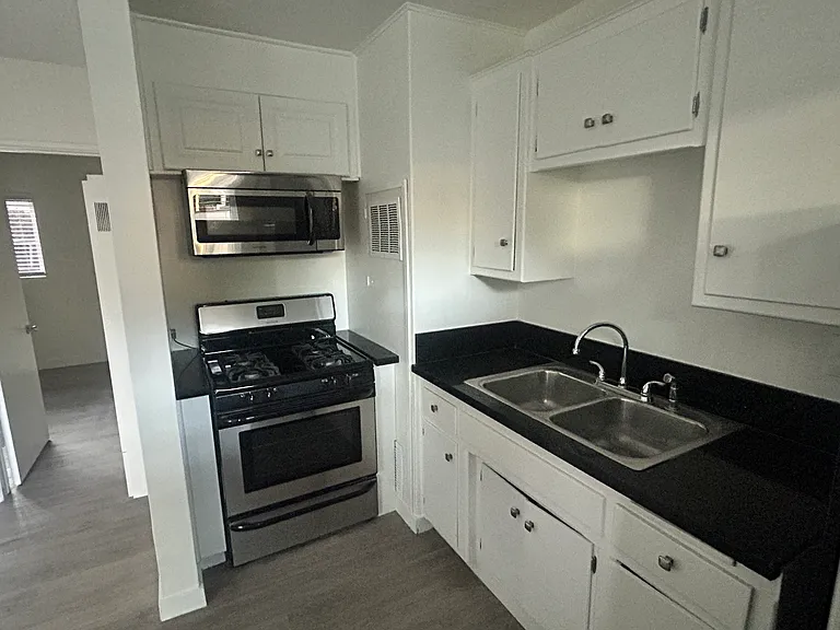 305 N Signal St #2 — Photo 3