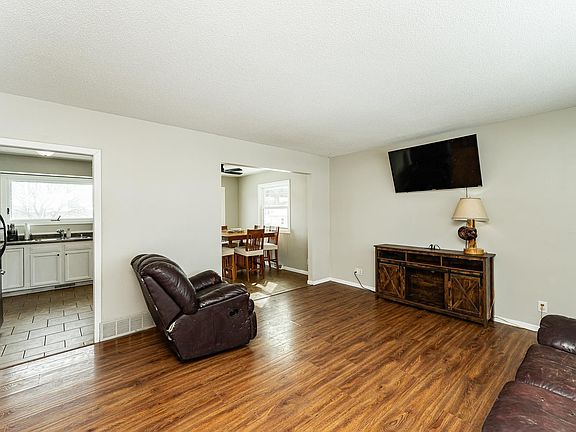 5th image of 1552 5th Ave SW