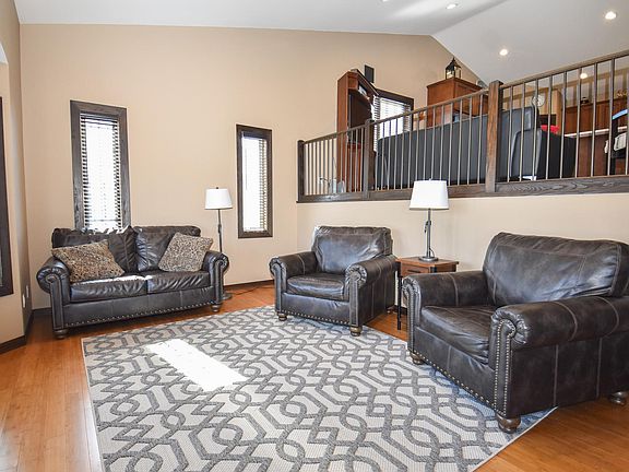 4th image of 913 41st Ave S