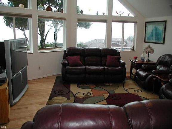 3rd image of 49 Nw Pacific Terrace