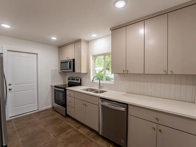 1307 Berkshire Dr — Photo 12