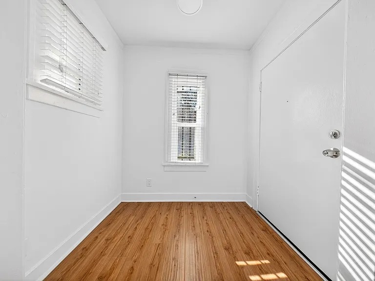 5225 De Longpre Ave — Photo 13