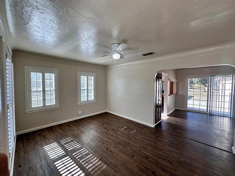 4735 N Thorne Ave — Photo 2