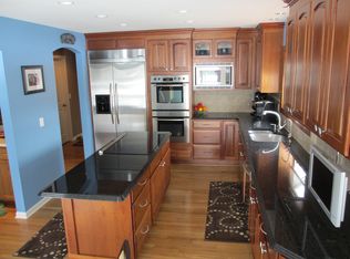 336 Oakbridge Dr, Rochester, MI 48306