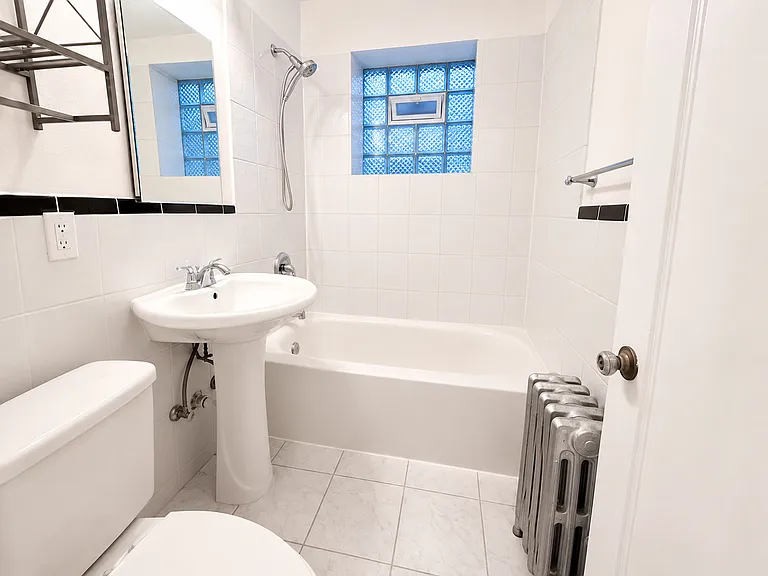 2044 W Farragut Ave #1C — Photo 10