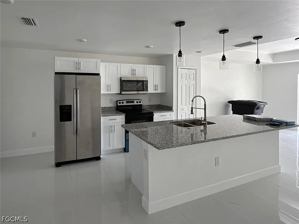 3 bed, 2.0 bath, 1198 sqft, $2,000 — Photo 2