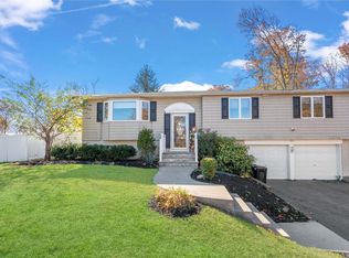 22 Ronde Dr, Commack, NY 11725