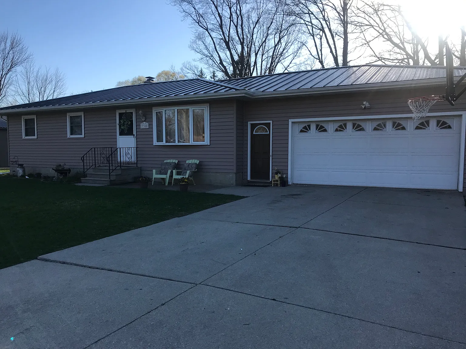 3388 E Woodland Dr photo 1