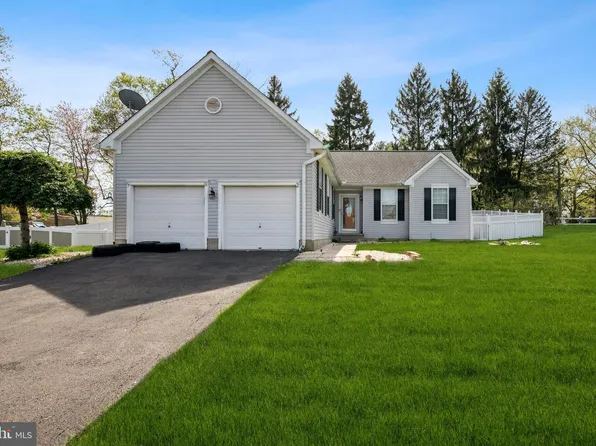 2 Underwood Ct, Burlington, NJ 08016