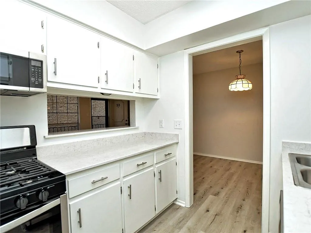 2425 Ashdale Dr — Photo 4