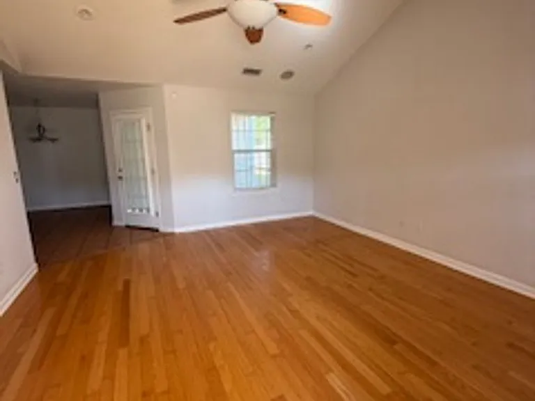 4556 Deslin Dr — Photo 14