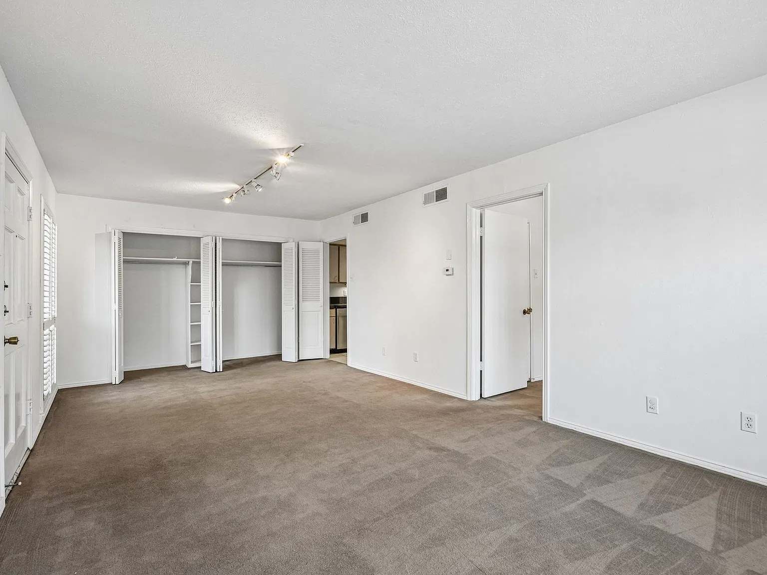 Kings Palace Apartments - Affordable Knox Henderson Units! Flexible Lease Terms Available — Photo 3