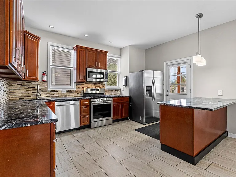 2510 Roslyn Ave — Photo 15