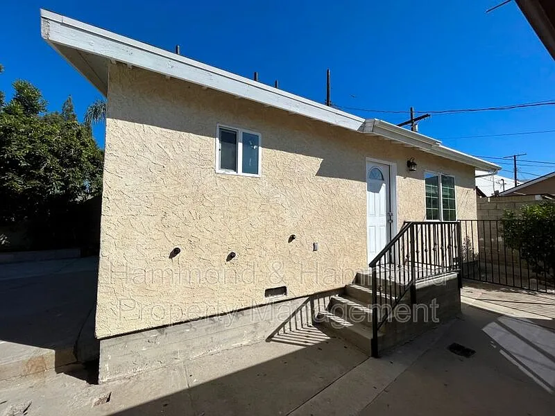 2 bed, 1.0 bath, 610 sqft, $2,195 — Photo 1