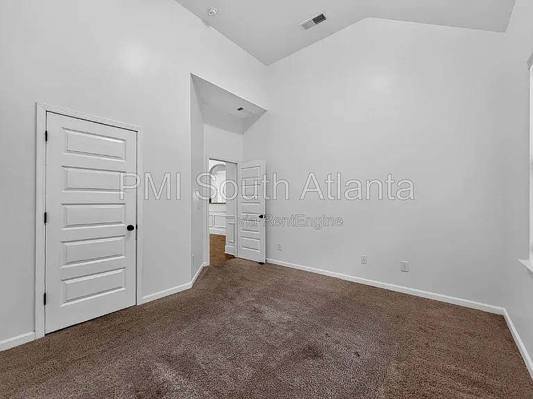 305 Legends Dr — Photo 16