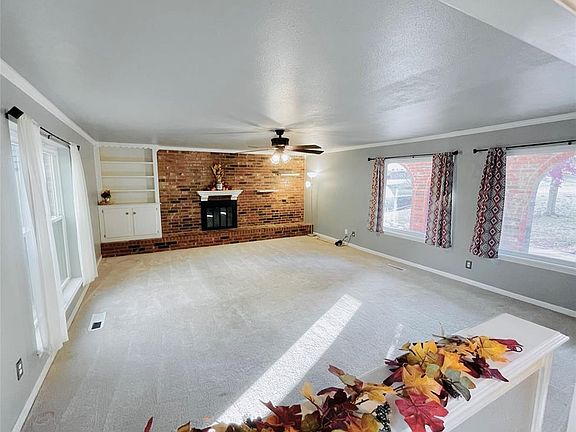 4th image of 1920 Pine Oak Dr