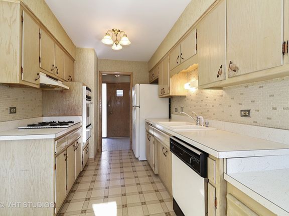 5th image of 10305 Lockwood Ave