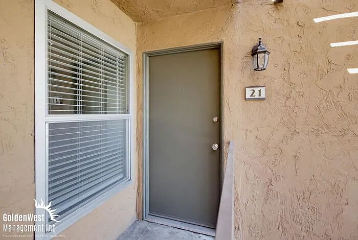 3 bed, 2.0 bath, 969 sqft, $3,200 — Photo 2