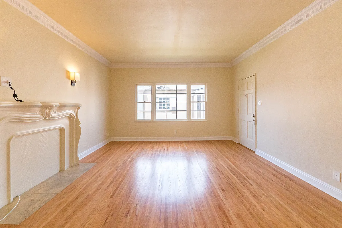 Building Photo - 1056 S Genesee Ave #4