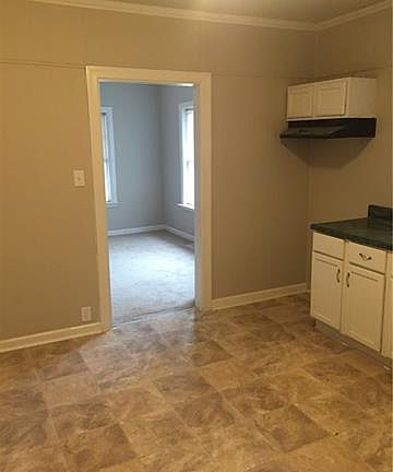 4th image of 828 Oak St