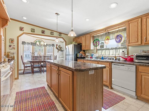 5th image of 35 Goldenrod Place