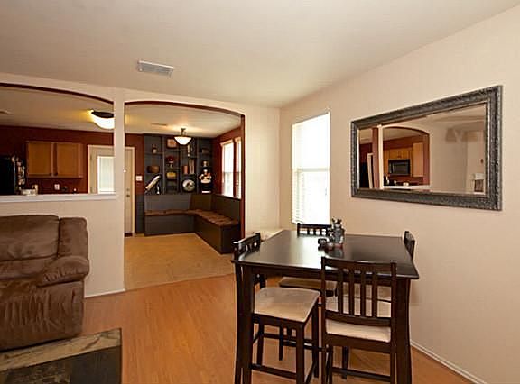 4th image of 2624 Mariners Dr