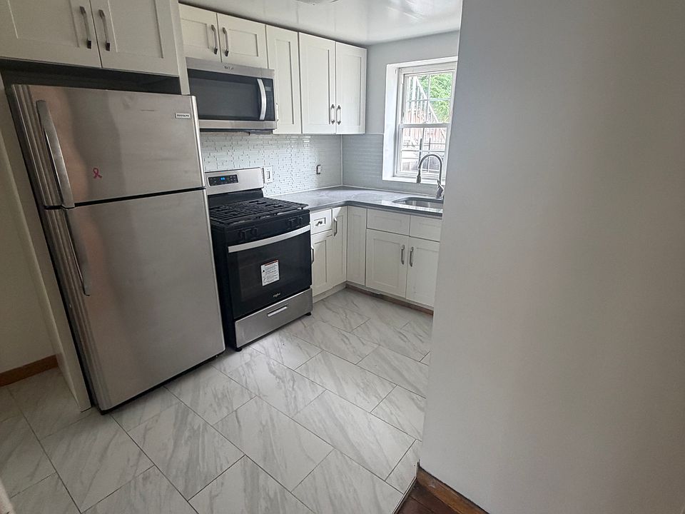 1st image of 3232 N Chestnut Dr #1