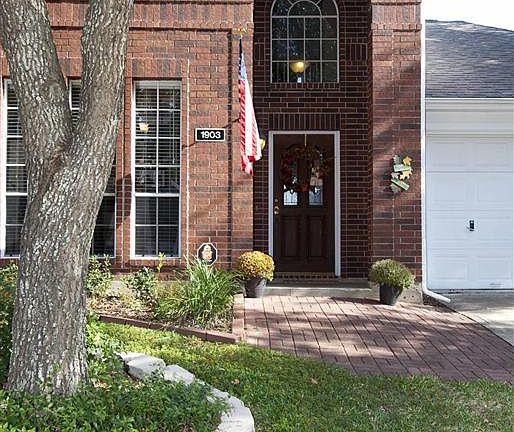 3rd image of 1903 Oak Hollow Dr E