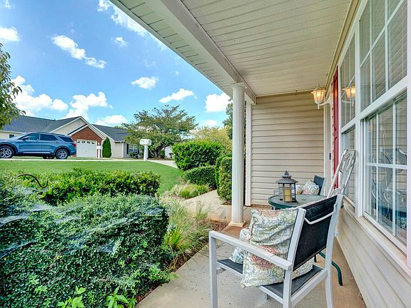 2nd image of 8 Seaside Ln