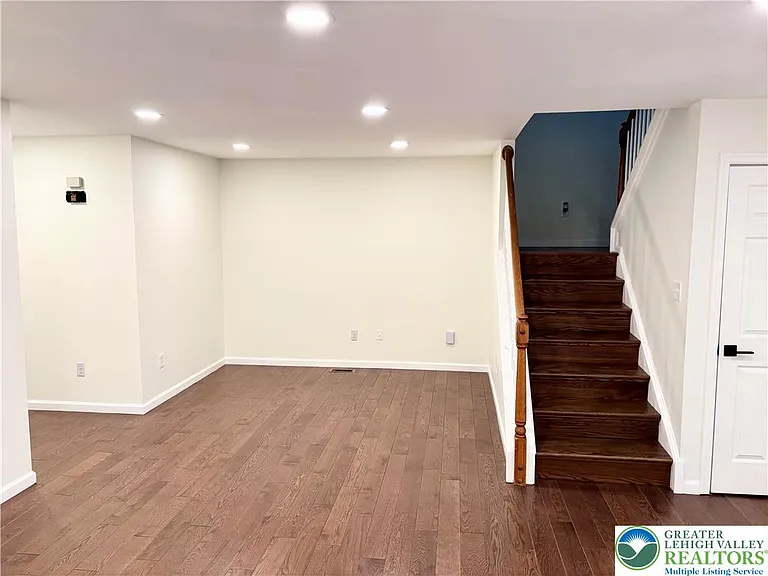 1319 Mohr Cir — Photo 8