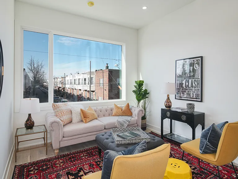 Stunning Apartment on Snyder Ave — Photo 10