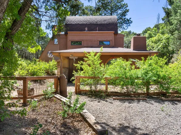 11 Falcon Ln, Tijeras, NM 87059