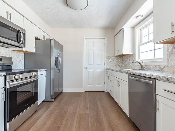3rd image of 664 N Robin Dr