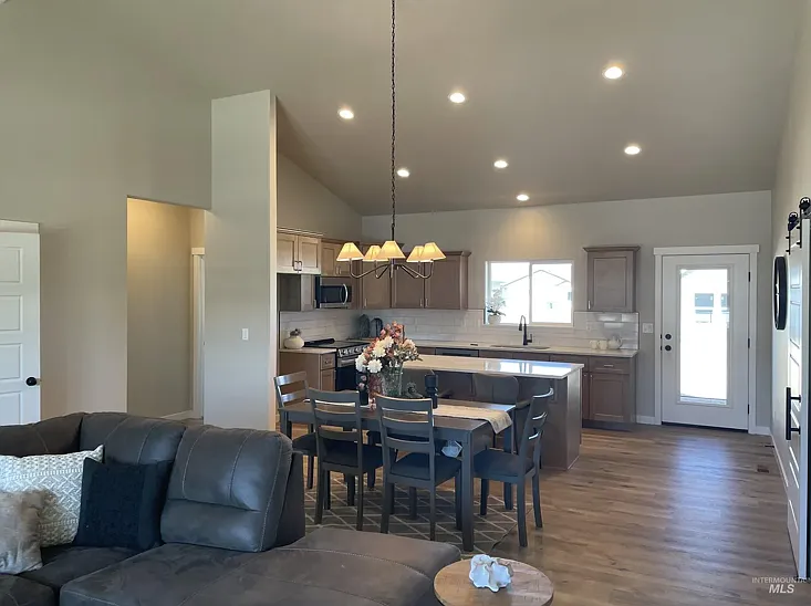 1122 Crestview Dr — Photo 5