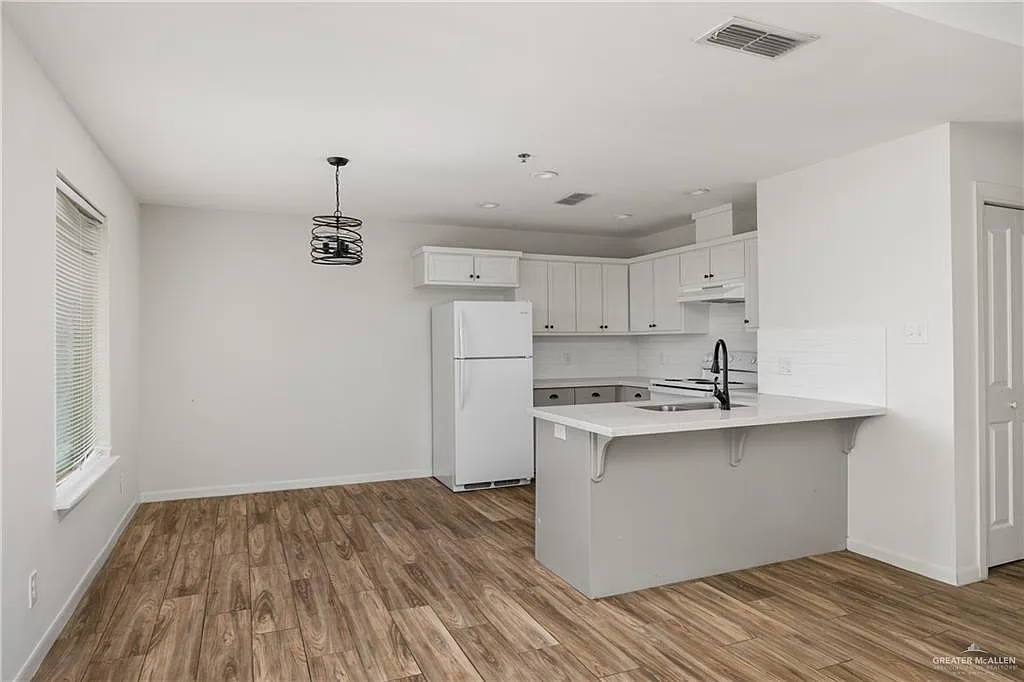 2 bed, 1.0 bath, 11340 sqft, $825 — Photo 3