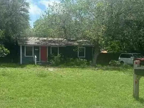 924 N Terry St, Rockport, TX 78382