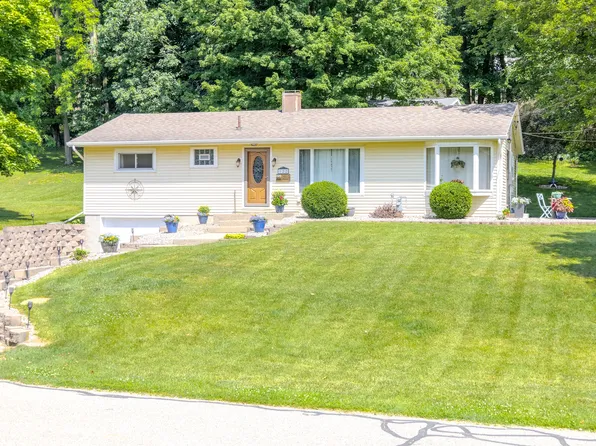 122 Pinecrest Dr, Jonesville, MI 49250