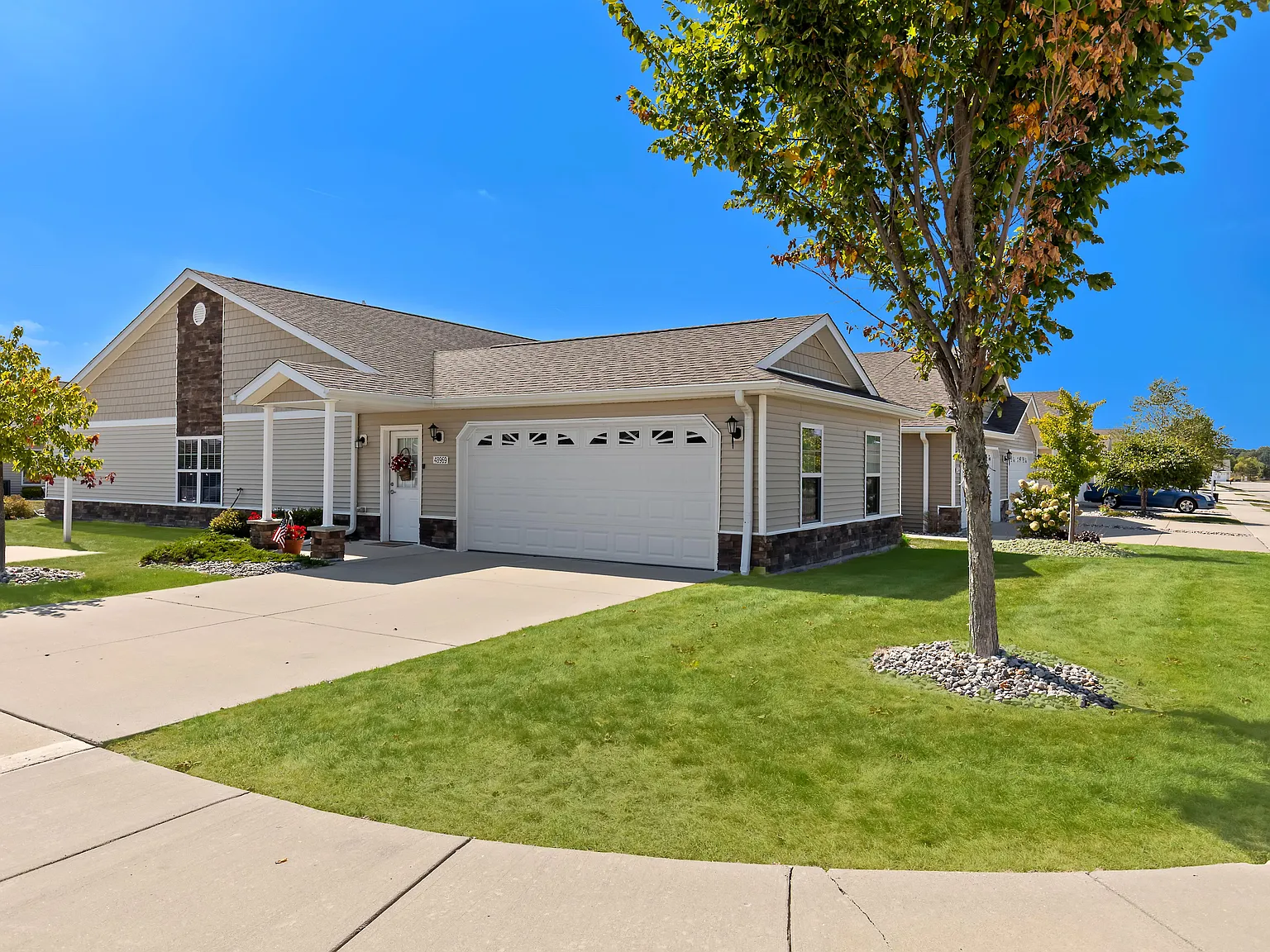 Redwood Macomb — Photo 1