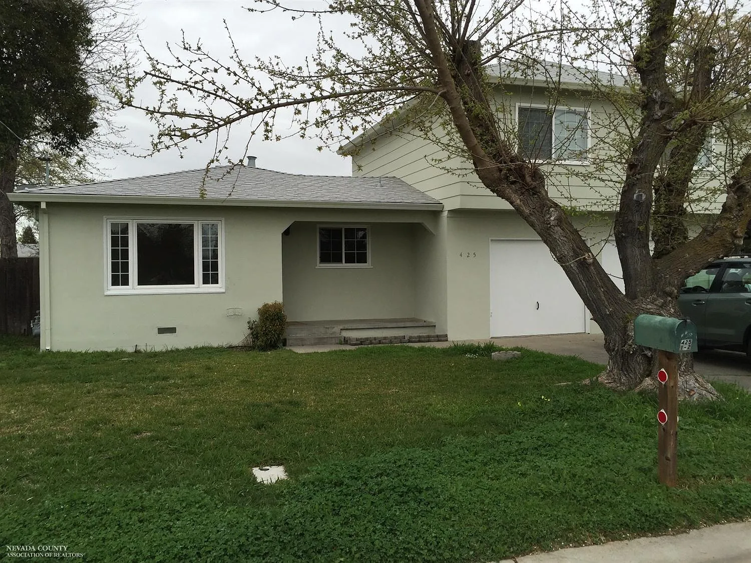 425 Lynn Way photo 1