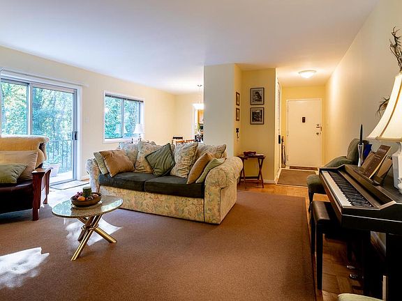 3rd image of 10648 Montrose Ave APT 202