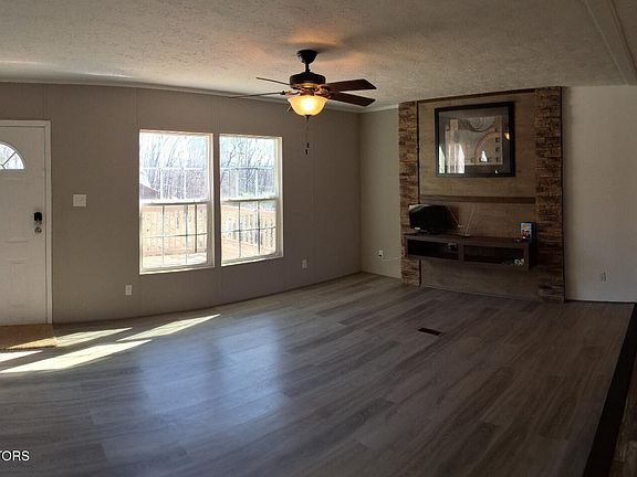 3rd image of 523 N Point Rd