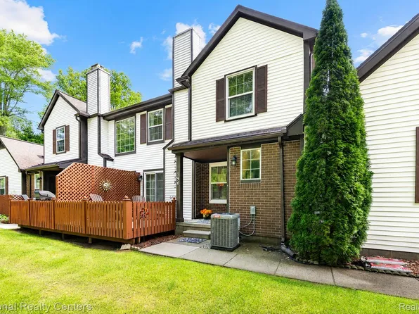 196 Barrington Cir, Lake Orion, MI 48360